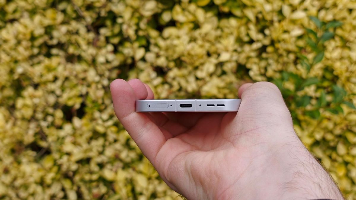 The Oppo Find X10 smartphones USB-C port