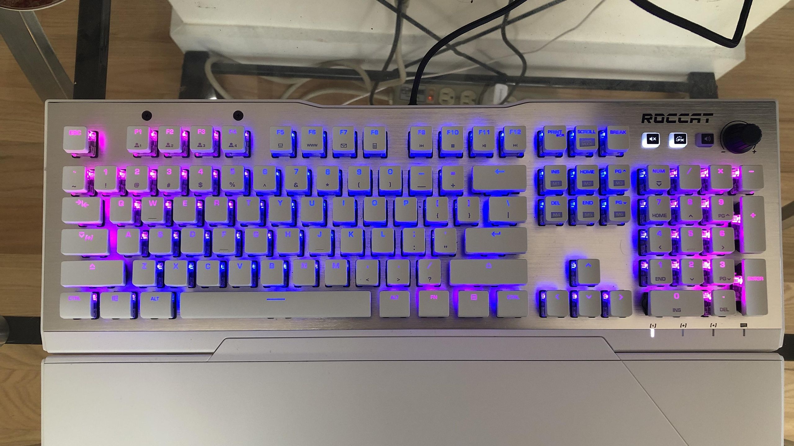 その他 ROCCAT VULCAN 122 AIMO Amazon.com: ROCCAT Vulcan 122 AIMO RGB Mechanical Gaming