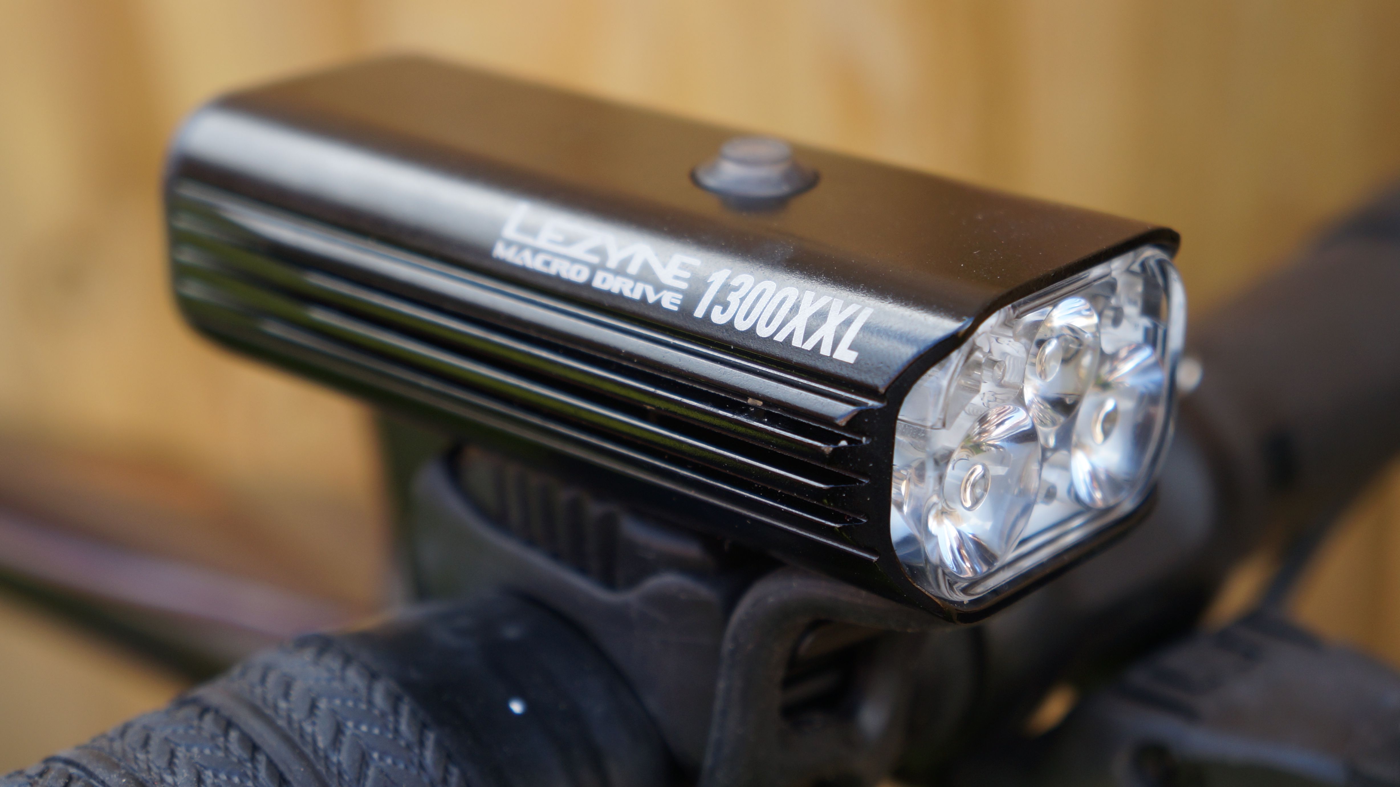 レザイン フロントライト LEZYNE MACRO DRIVE 1300XXL Lezyne Macro Drive 1300XXL front light review