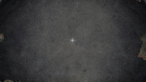 Uma estrela é retratada em um céu cinza em uma fotografia antiga.