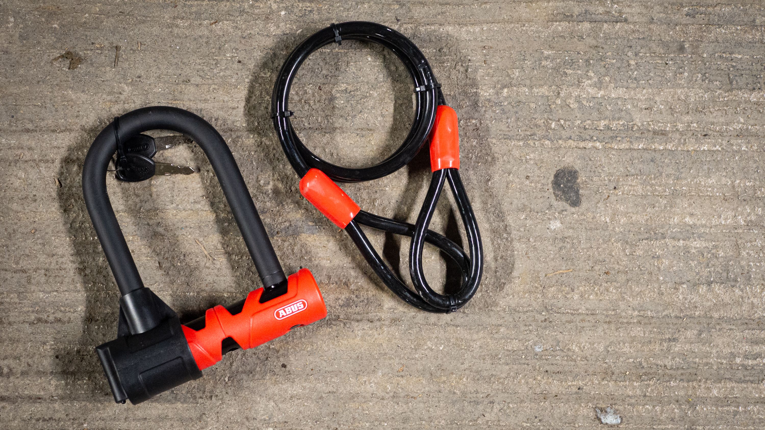 Ultimate 420 と120cmLoopケーブル Abus Ultimate 420 + Loop Cable review | Cyclingnews
