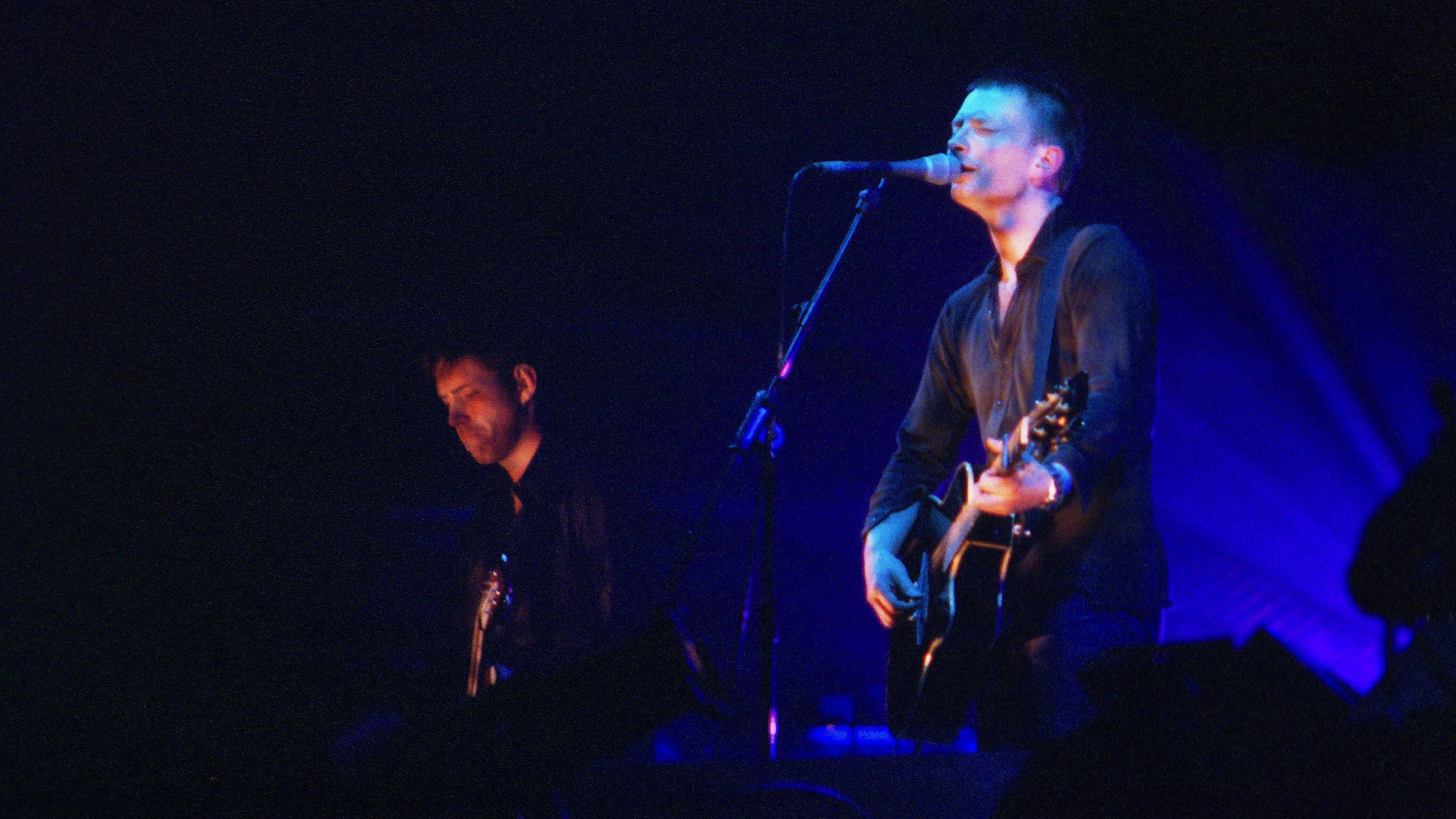 GLASTONBURY, UNITED KINGDOM - JUNE 28: Ed O'Brien and Thom Yorke of Radiohead perform on stage at the Glastonbury Festival on June 28th, 1997 in Glastonbury, England. (Photo by Pete Still/Redferns)