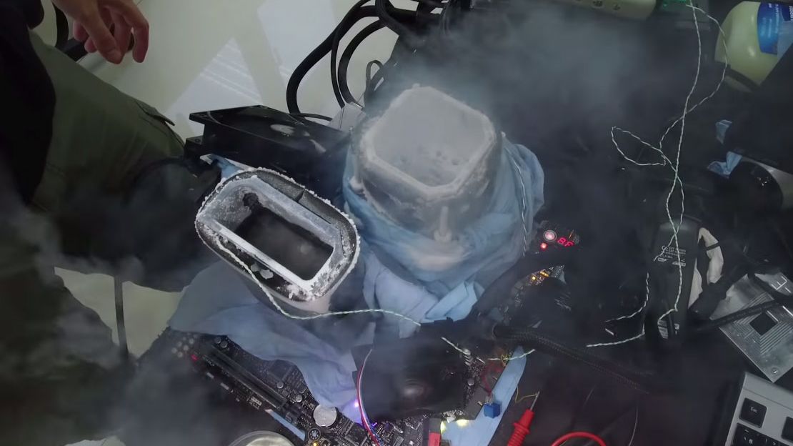 Overclocked Core i9-7980XE hits 6.1GHz and pulls 1000 watts