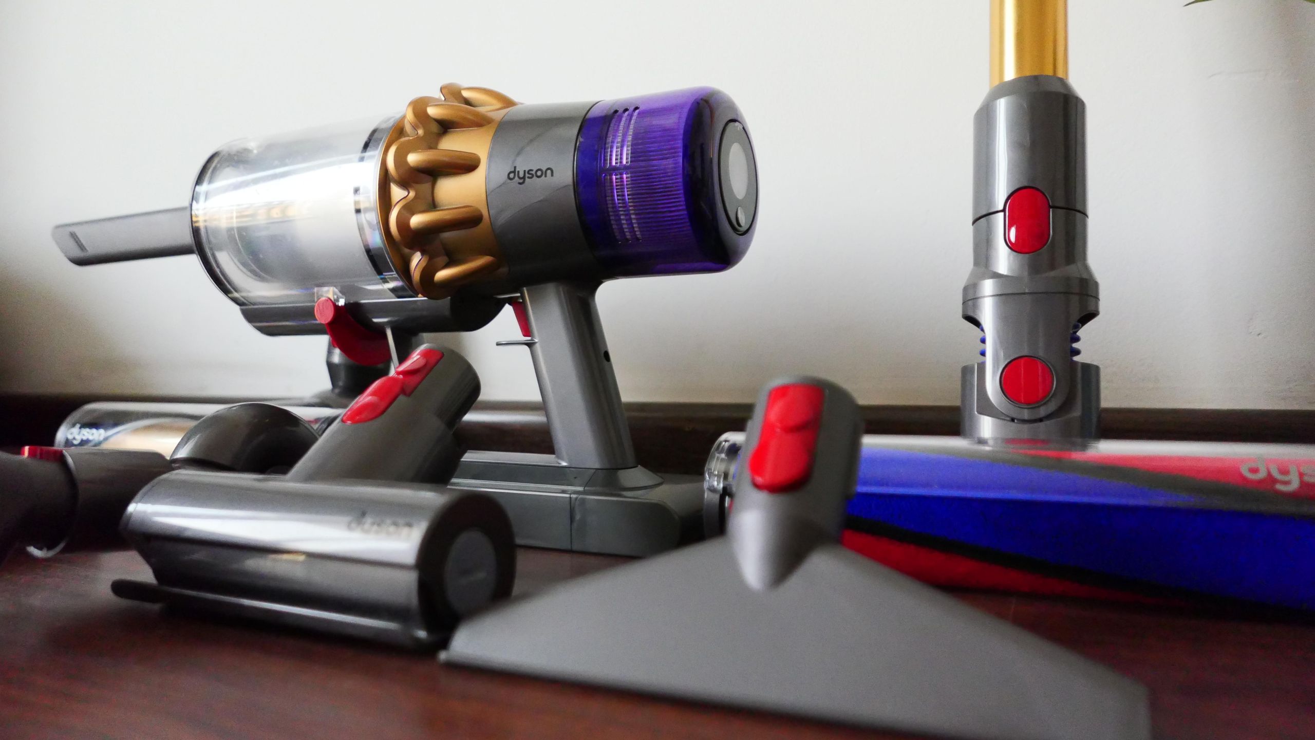 Dyson V11 absolutepro アブソルートプロ ゴールド ジャンク Dyson V11 Absolute Pro vacuum cleaner review: Pro in every sense
