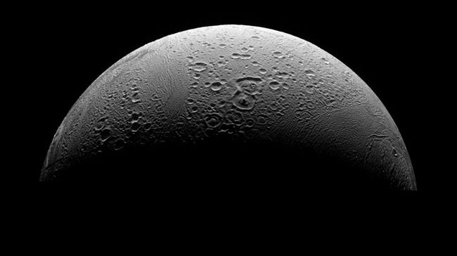 Spacecraft Beams Back New Views of Saturn Moon Despite Glitch | Space