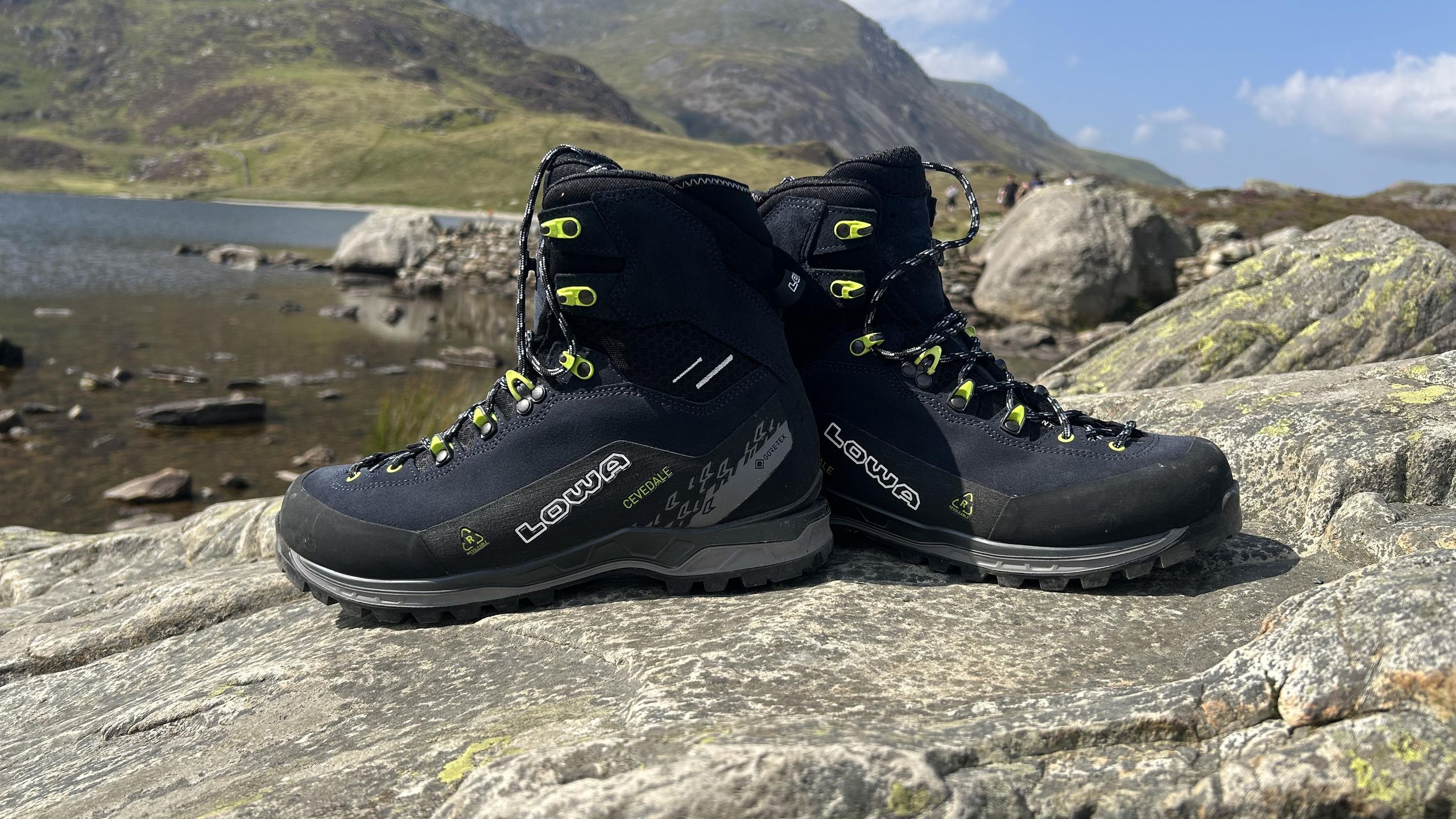 ローフー Lowa Cevedale Pro GTX Mid review: a rugged B2 mountaineering boot