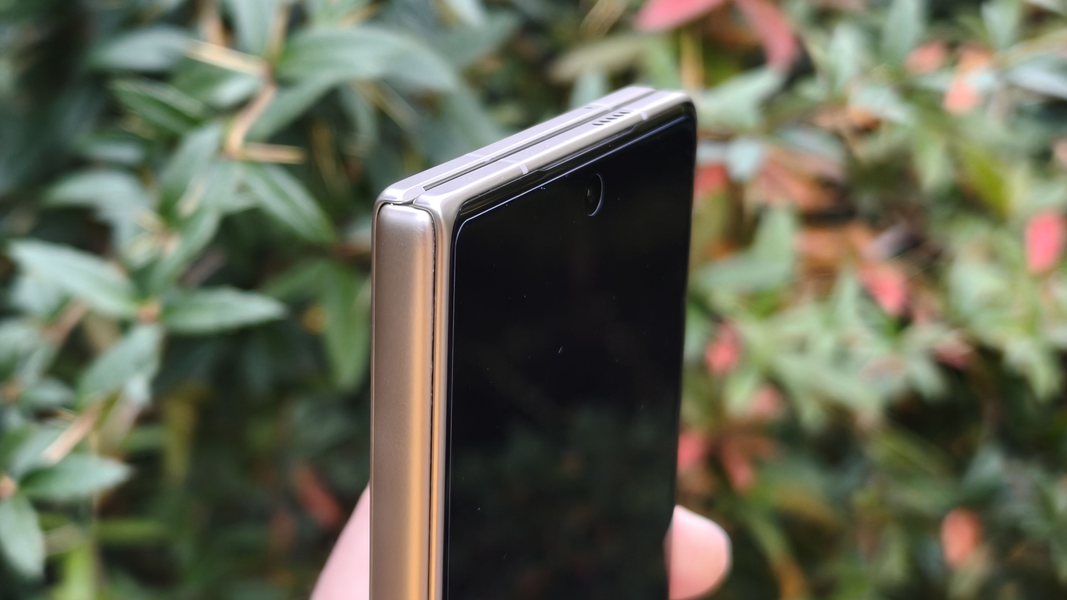 The Honor Magic V5&#039;s smoothed hinge and corner