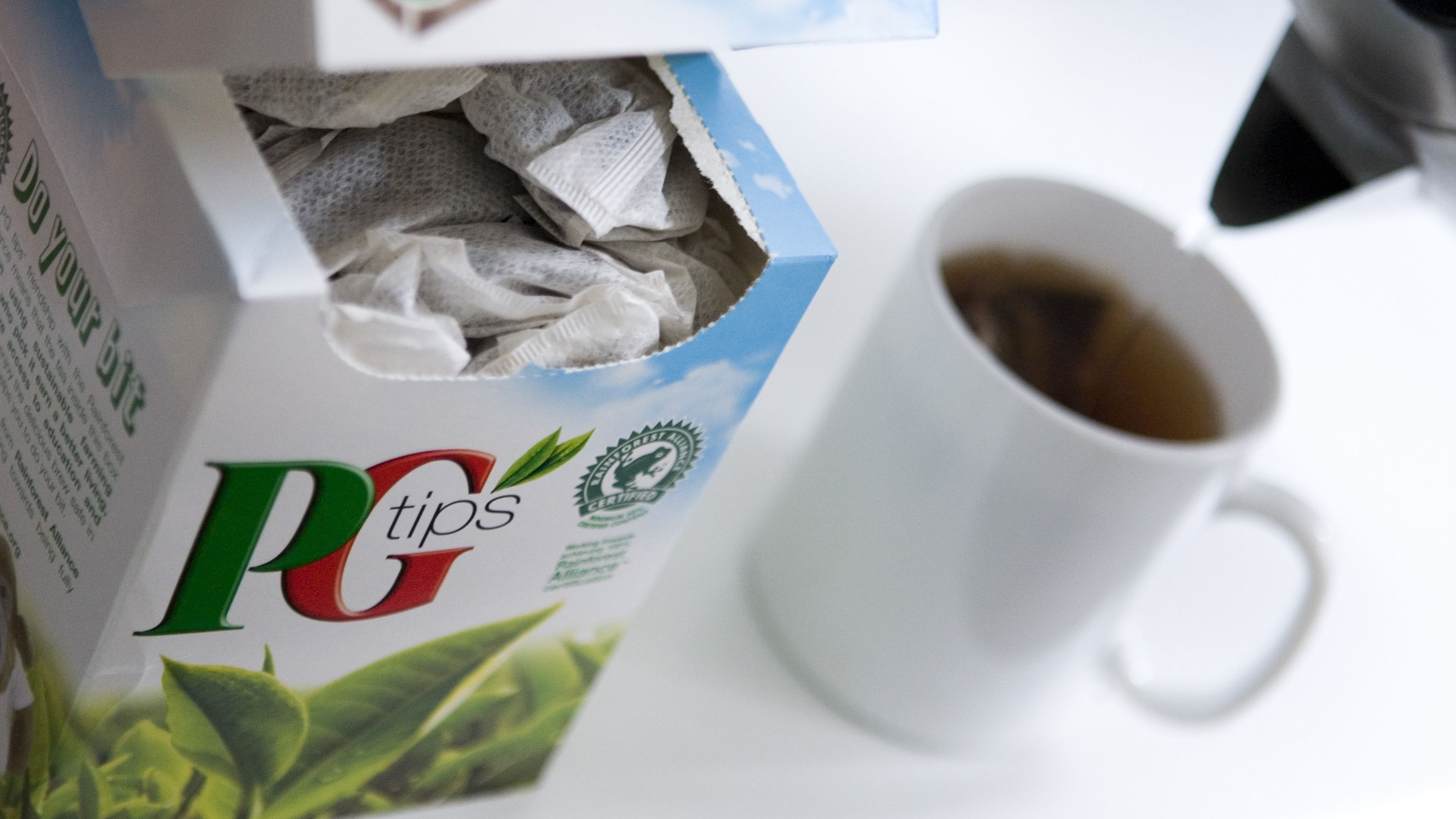 A man pours a hot water over a PG tips teabag in London, U.K., on Tuesday, Feb. 3, 2009. Unilever&amp;rsquo;s new chief executive officer scrapped the company&amp;rsquo;s target for profitability, saying forecasts are &amp;ldquo;inappropriate&amp;rdquo; as the consumer-products makerfaces declining economic growth and volatile commodity prices. Photographer: Chris Ratcliffe/Bloomberg News