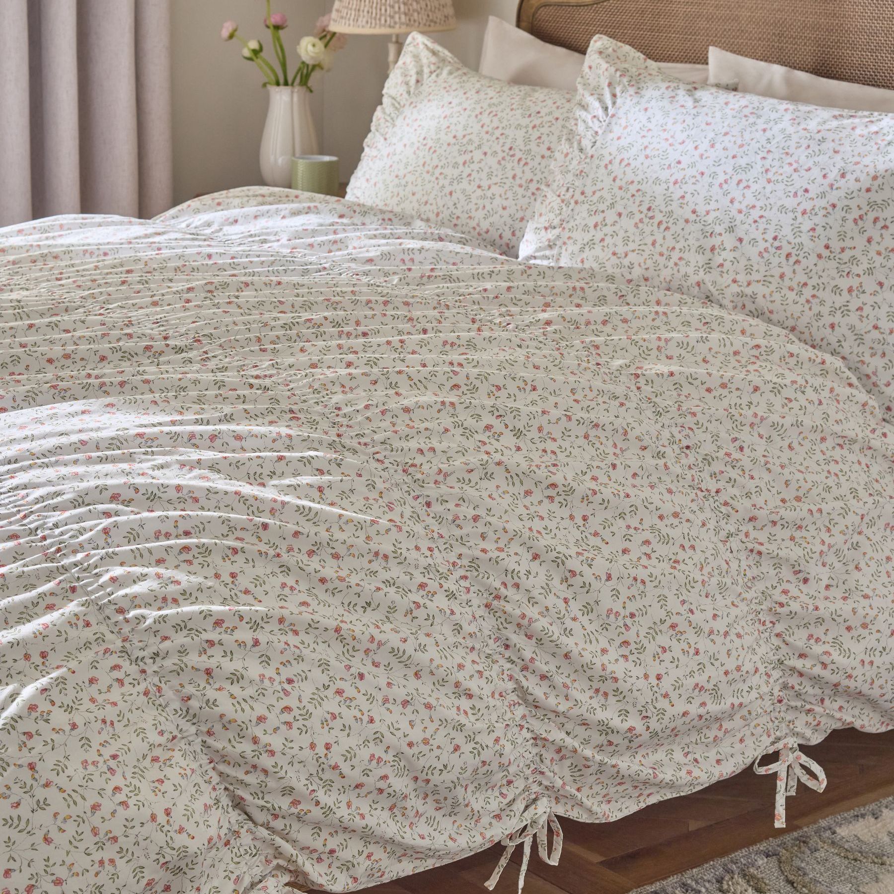 White Ditsy Floral Ruched 200 Thread Count Duvet Cover and Pillowcase Set - Size Single
