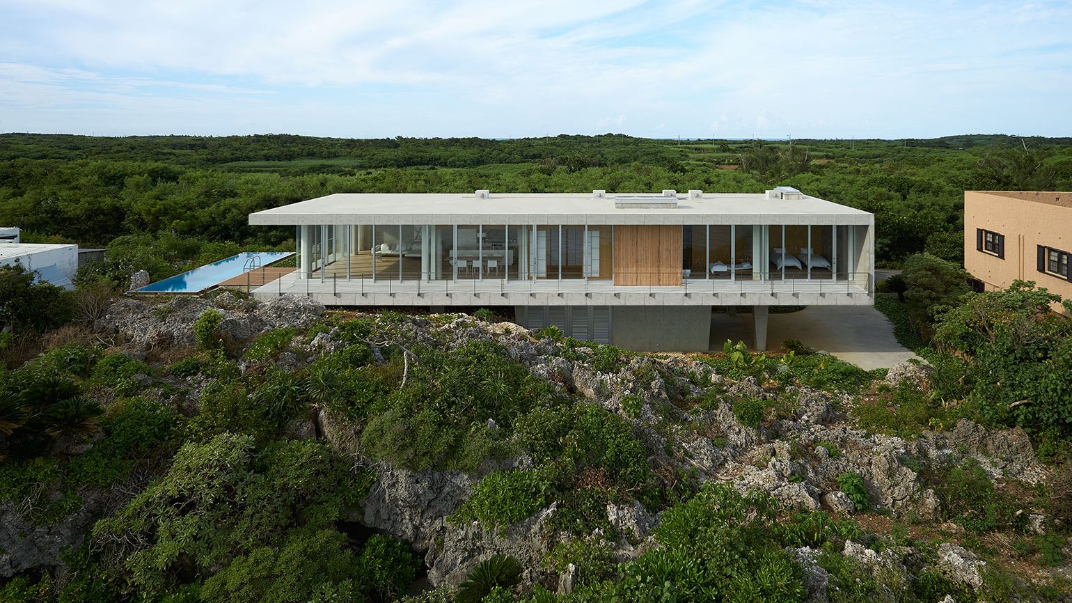 m*い様 house on the hill Cliff hanger: 1100 Architect completes island residence