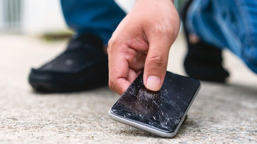 KPF573.basics.brokenphoneGetty1327976835