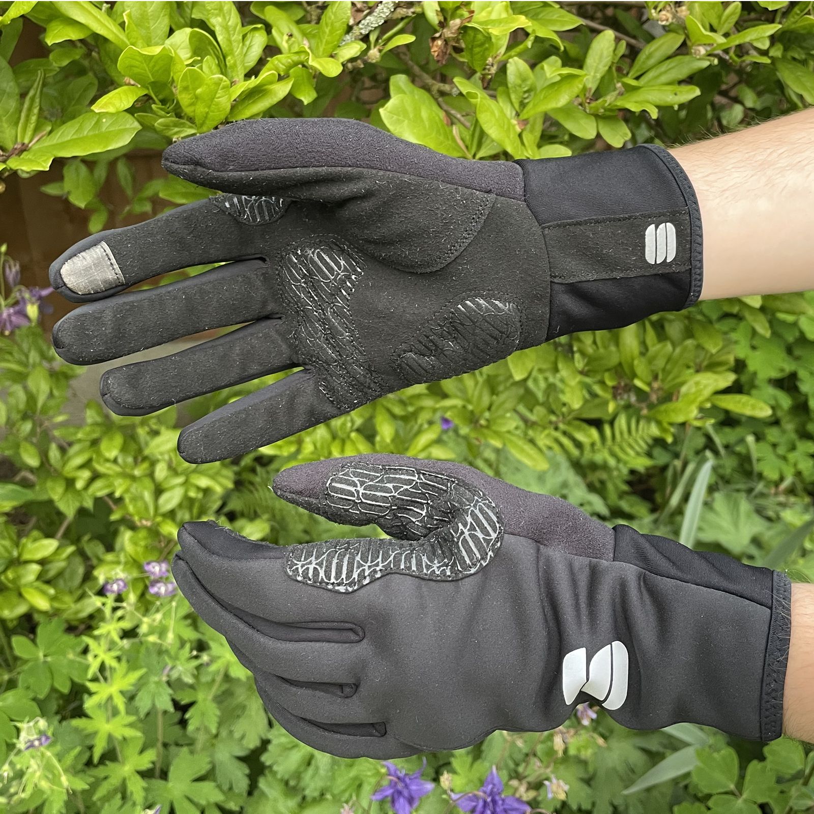Sportful WS Essential 2 glove worn by a women