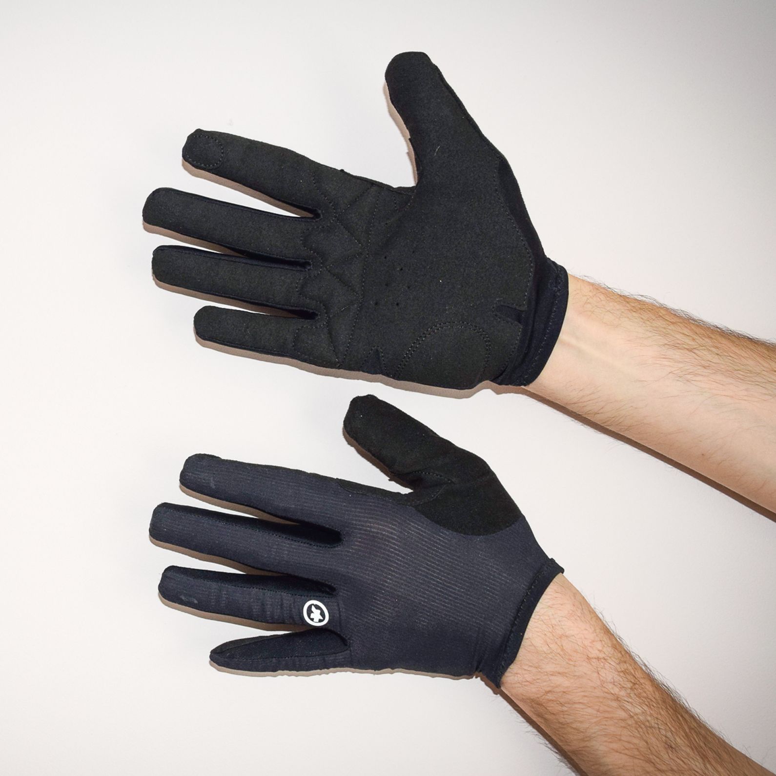  Assos RS LF Targa gloves being worn against a white background