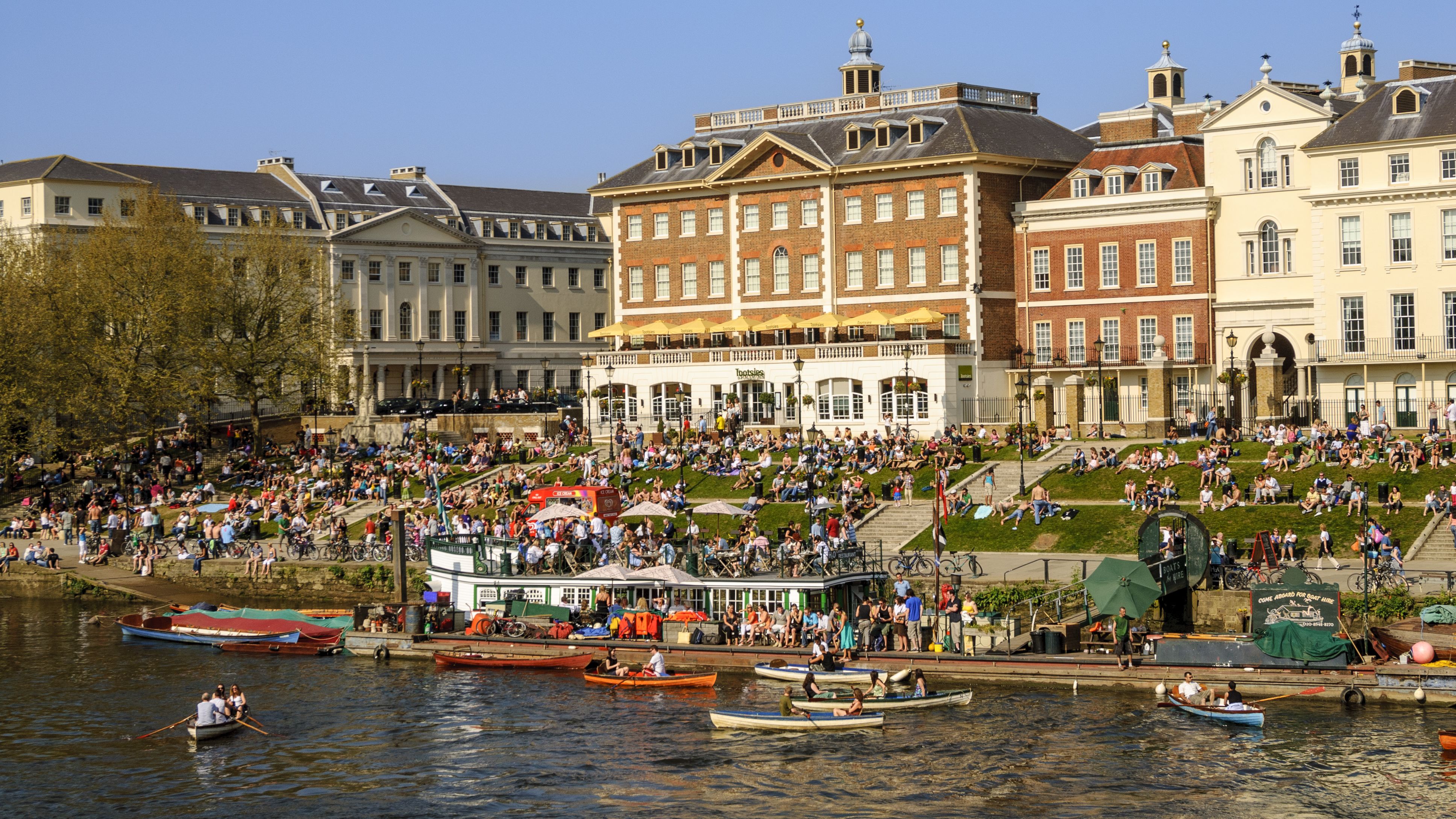 Boat rides on the river Thames at Richmond, London, UK