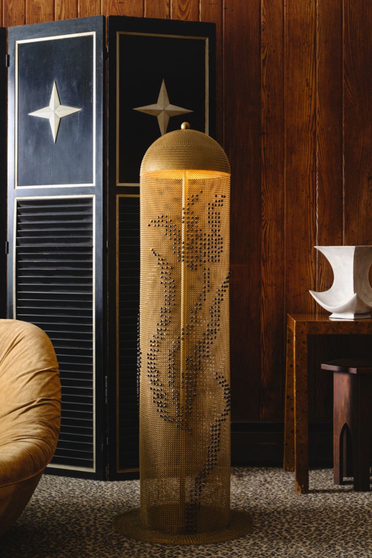 Chain mail lamp in a modern bathroom
