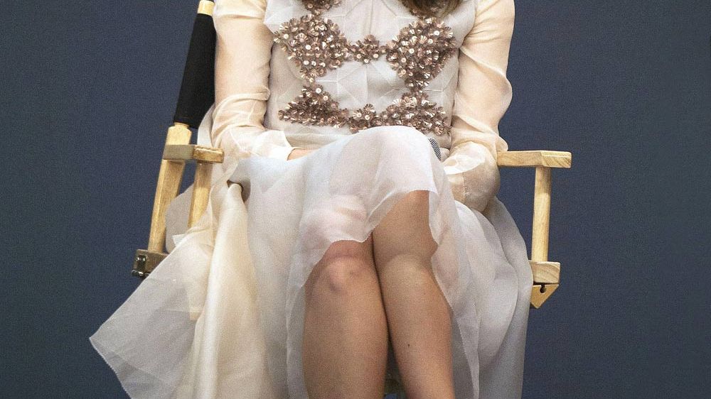keira knightley gold gucci dress Keira knightley full length gold dress hi-res stock photography and images