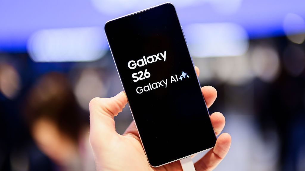 An attendee holds the Samsung Galaxy S26 Ultra flagship smartphone at the Fira Gran Via.