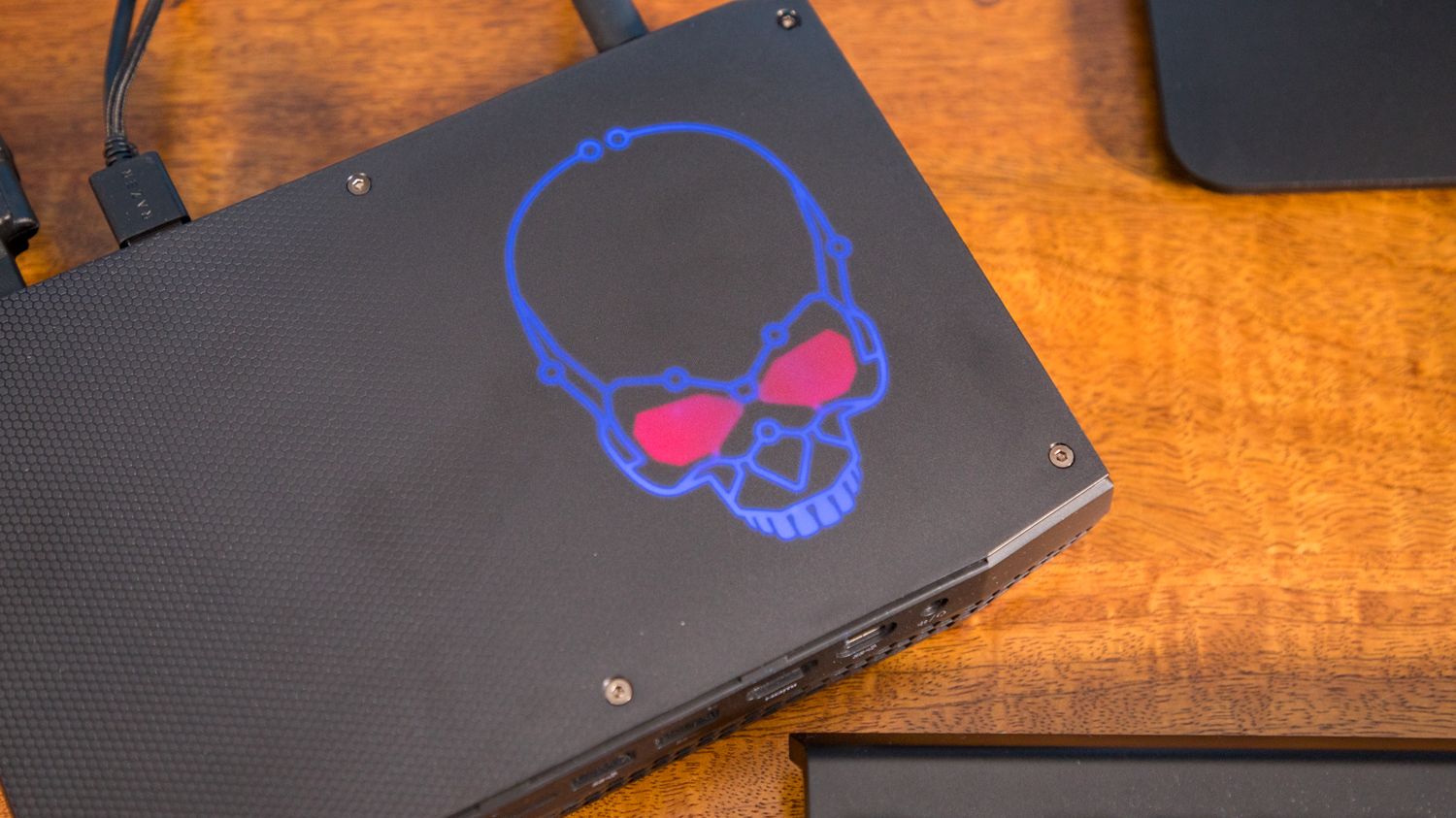 小型ゲーミングPC BOXNUC8I7HVKVA ハデスキャニオン XTFwwX3XPXsDm7ZPzQ4nxS.jpg