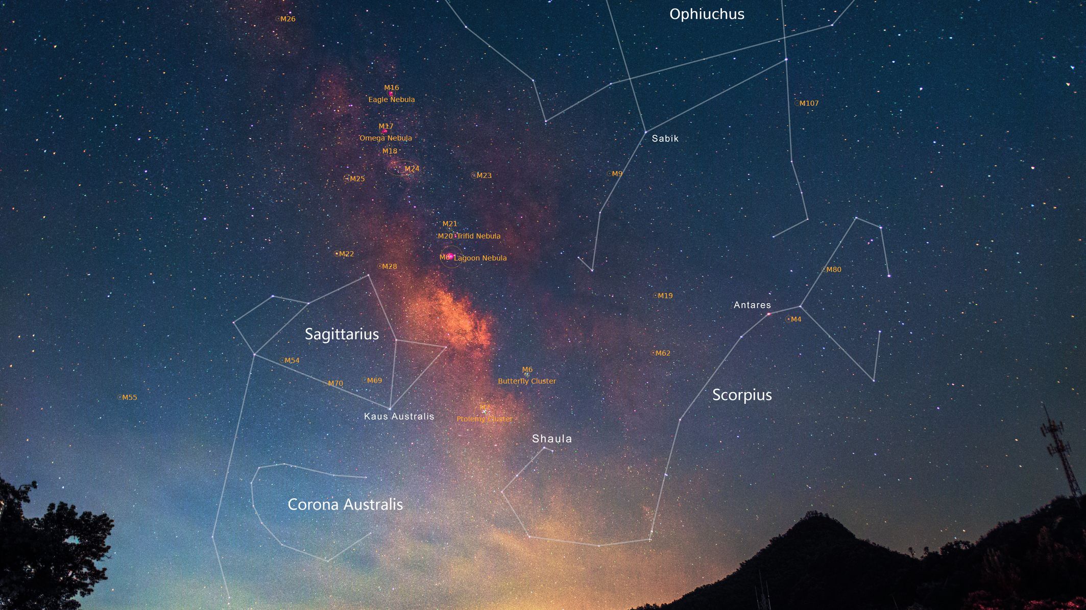 O gráfico do céu noturno mostra a Via Láctea estendendo-se pelo centro e está marcada com constelações como Escorpião e Sagitário.