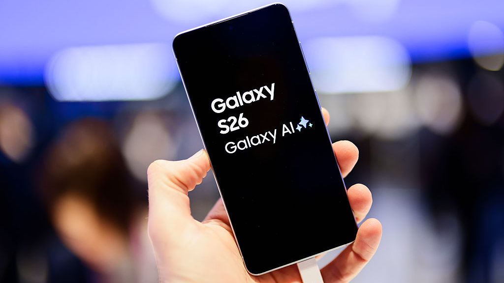 An attendee holds the Samsung Galaxy S26 Ultra flagship smartphone at the Fira Gran Via.