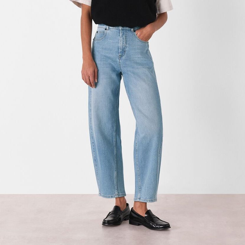 Light Wash Stretch Barrel Leg Jean