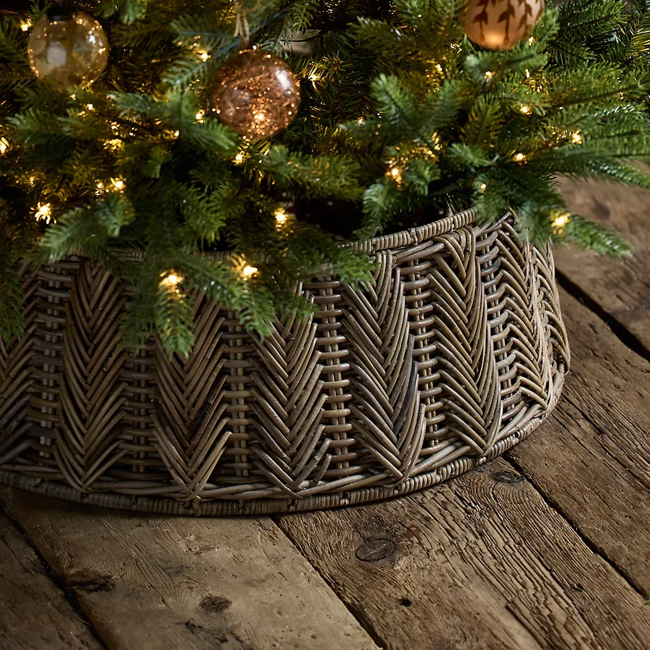 Leafy Rattan Hinged Tree Collar