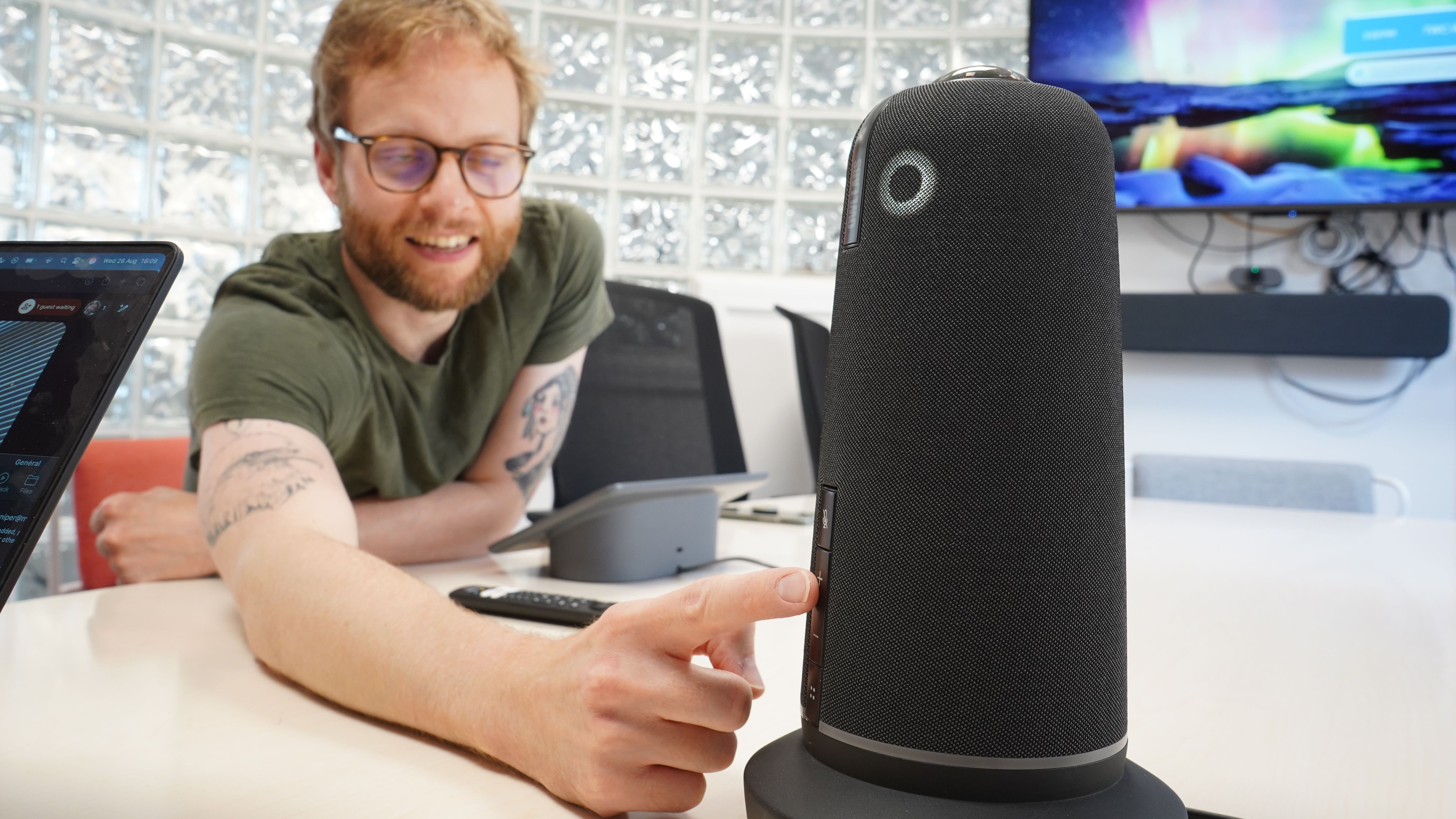 Using the Meeting Owl 5 Pro as a speaker &amp;ndash; pressing volume button