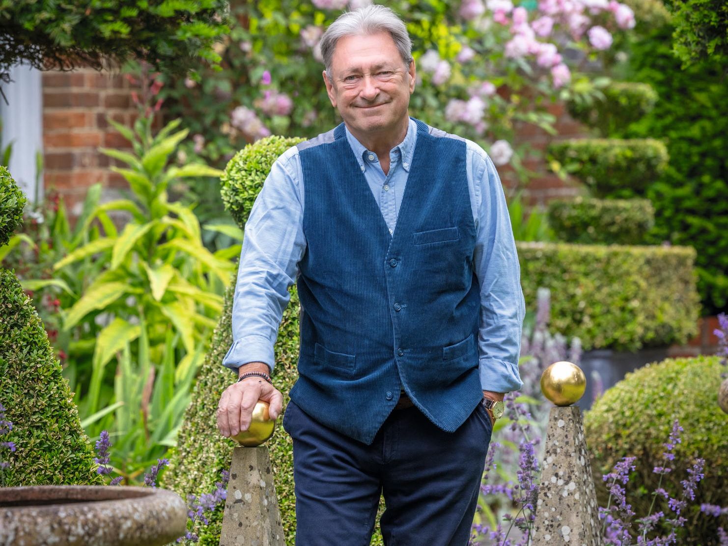 Vườn của Alan Titchmarsh: Không thuốc trừ sâu, không thuốc diệt cỏ, chỉ có những bông hoa tuyệt đẹp, bãi cỏ xanh mướt, một bức tượng Repton và một chiếc xích đu khó cưỡng | Country Life