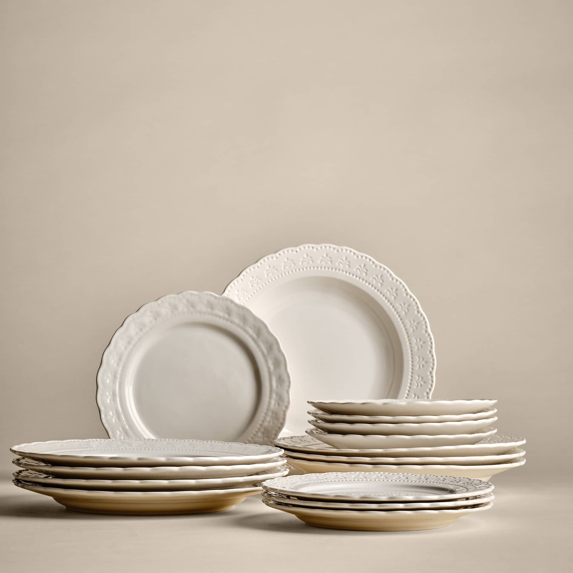 16 Piece Vintage Dinner Set