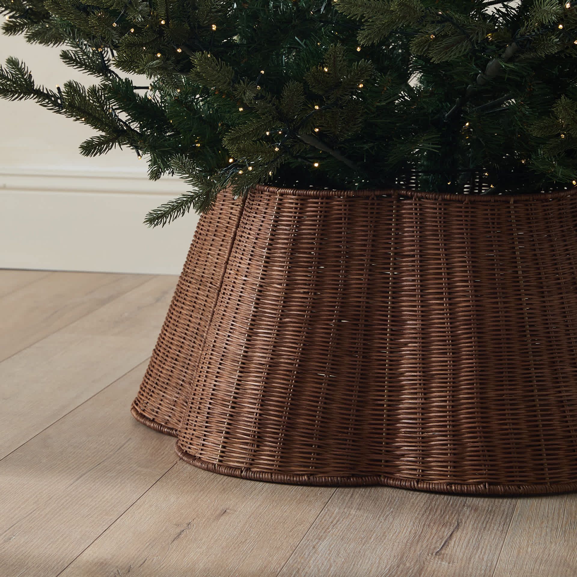 Scallop Rattan Tree Skirt