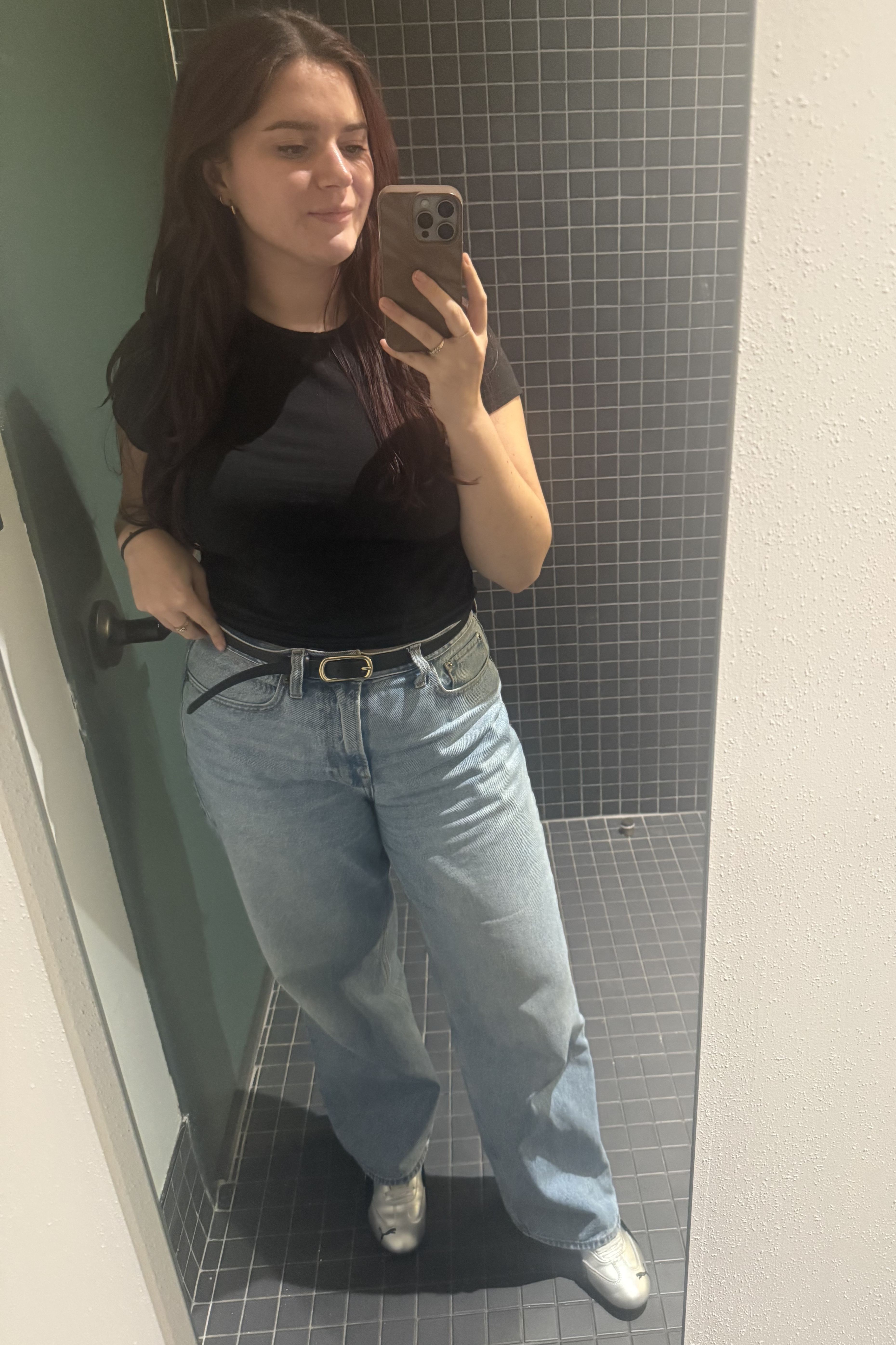 Brooke knappenberger poses in mirror while wearing Abercrombie &amp;amp; Fitch Mid Rise Slouchy Jean