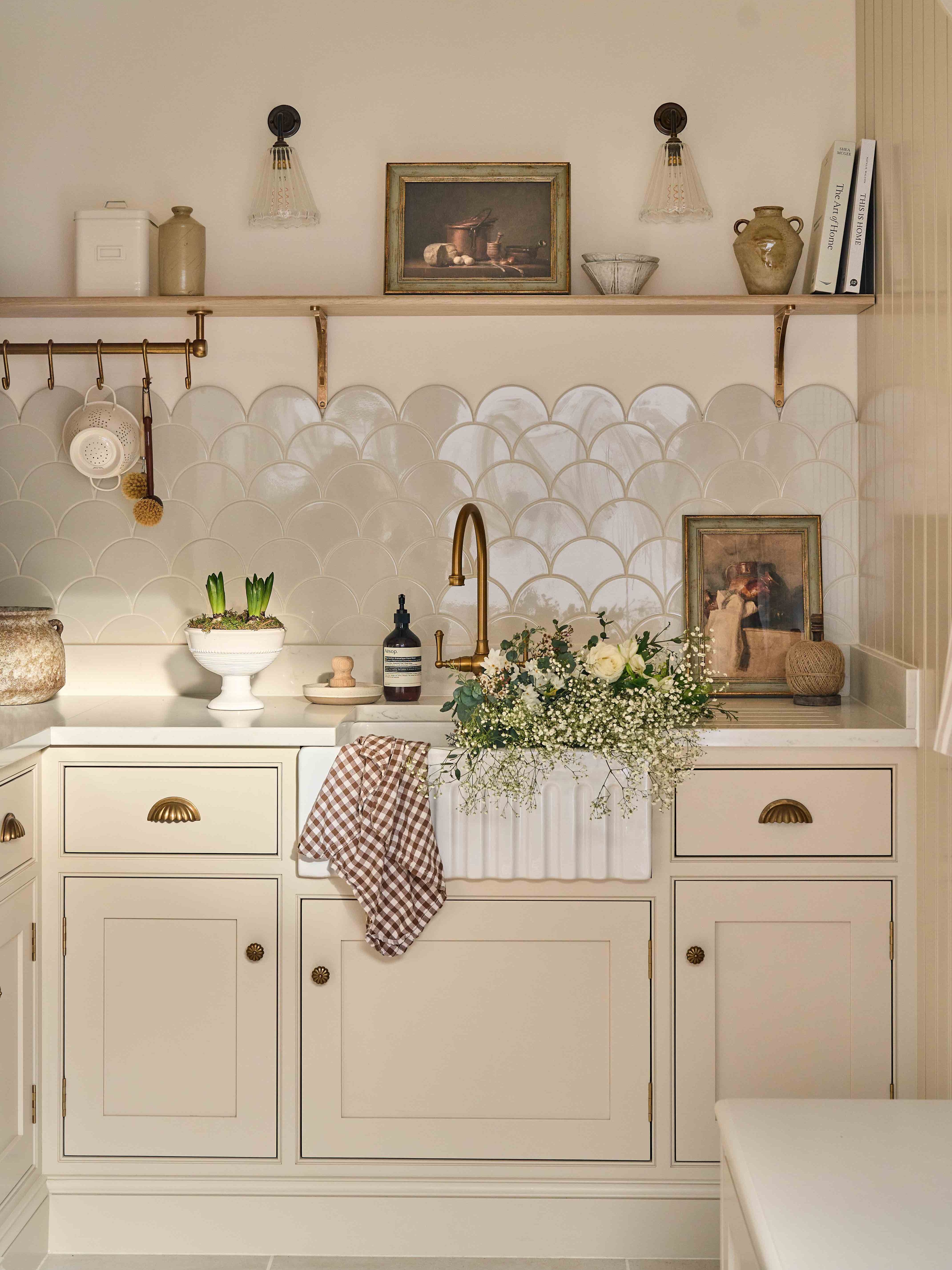 Cabinets in Joa's White and walls in Pointing