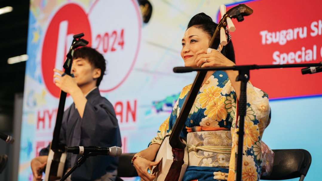 an image of two traditional Japanese musicians performing on stage at Hyper Japan 2024
