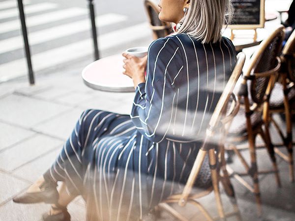 dressing casually for an interview We say go for presentable yet chic and comfortable! Sometimes, we spend a lot of time thinking of what to wear for an interview. Keep it clean and sleek, wearing your best