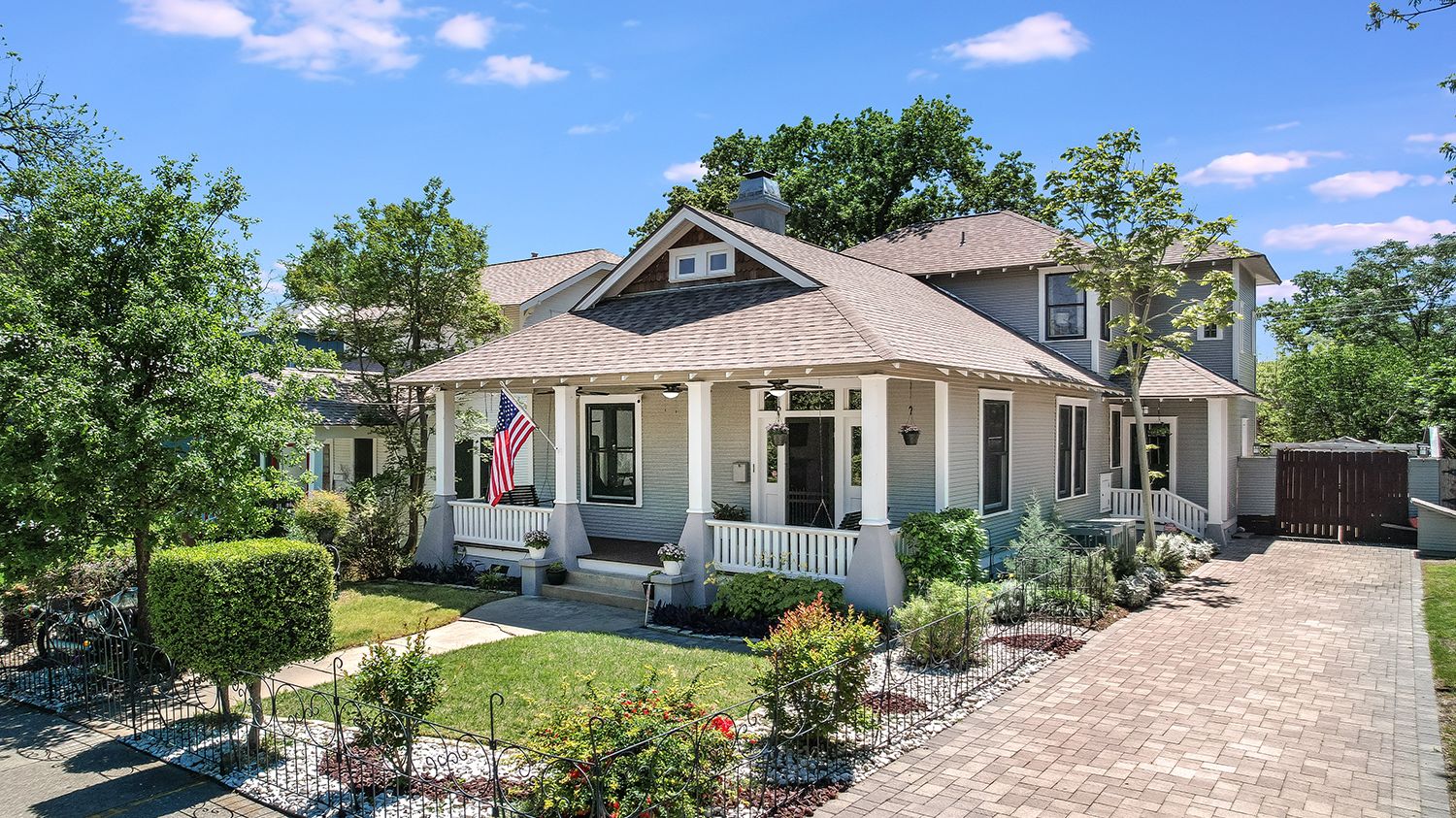 14 Bungalow Style House Exterior Designs - brick\u0026batten, image size:1500x843