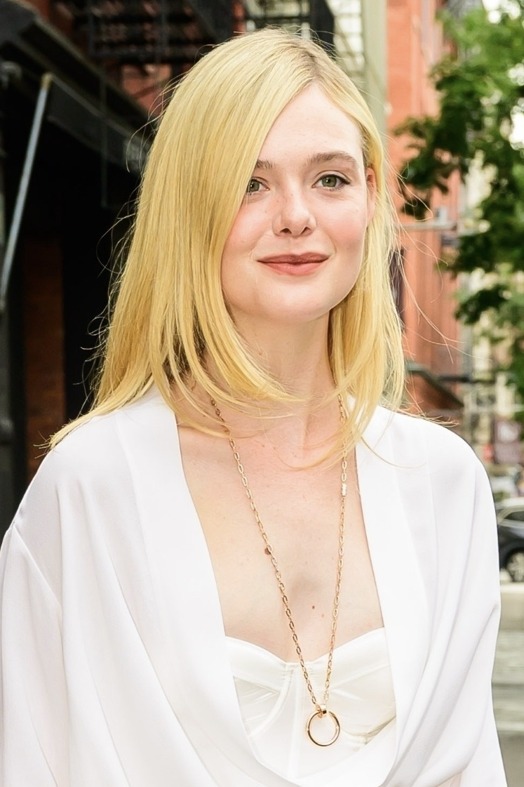 Elle Fanning was spotted having a casual brunch at Sadelle&#039;s, bonding with her production team over a meal.