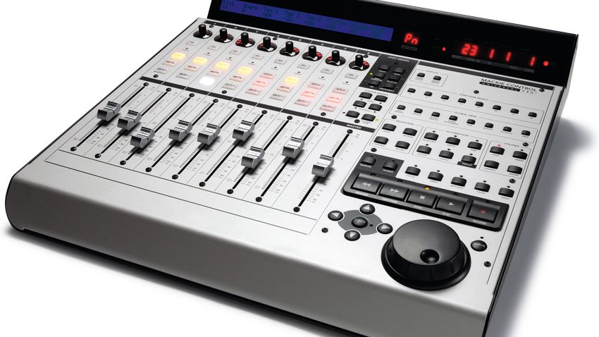MACKIE CONTROLUNIVERSAL PRO フィジカルコントローラー Mackie Control Universal Pro review | MusicRadar