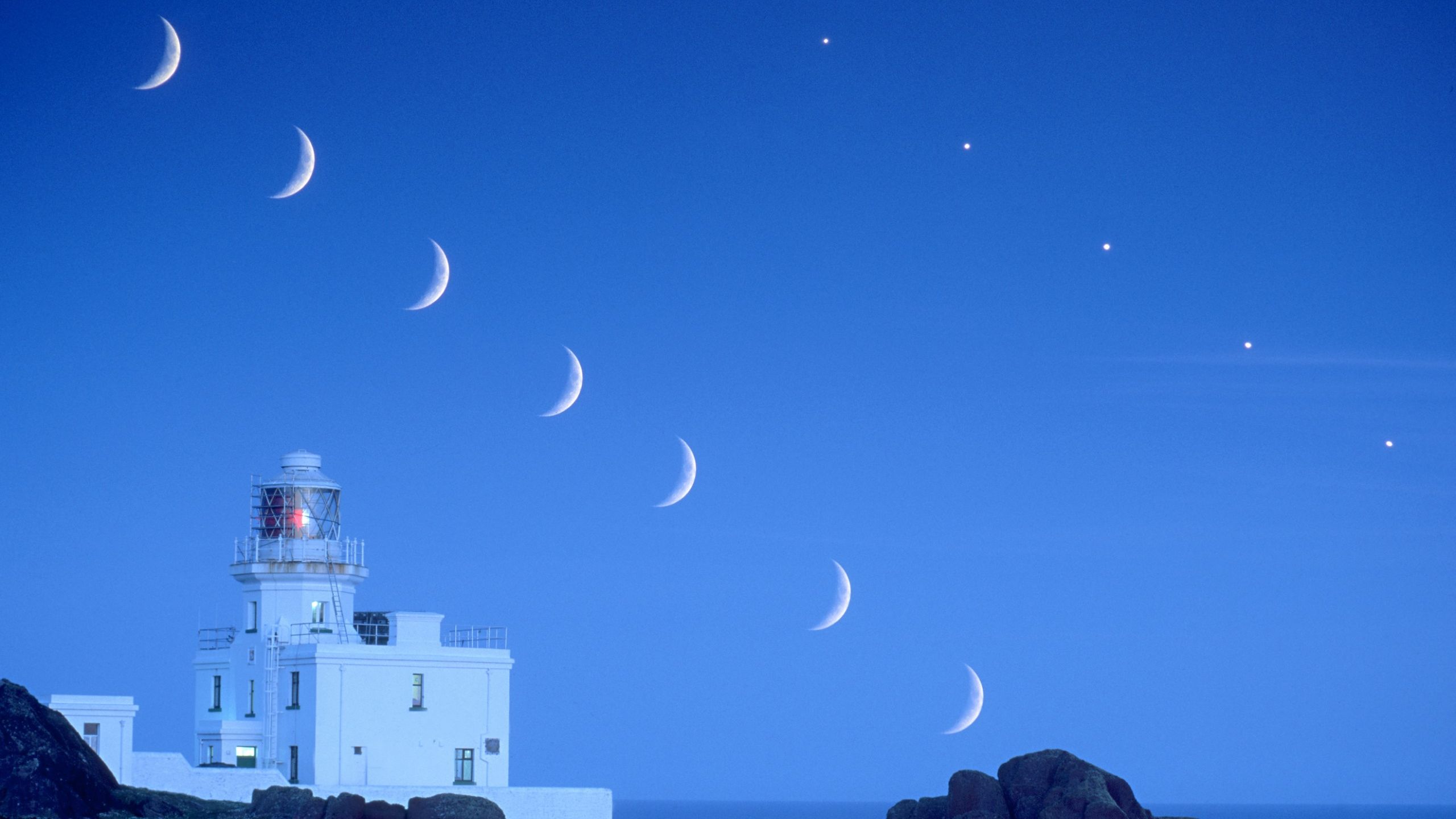 imagem composta mostrando a lua e Vênus no céu noturno sobre um farol.