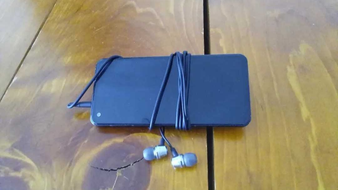 An Asus ZenFone 10 wrapped in the Blukar K9201