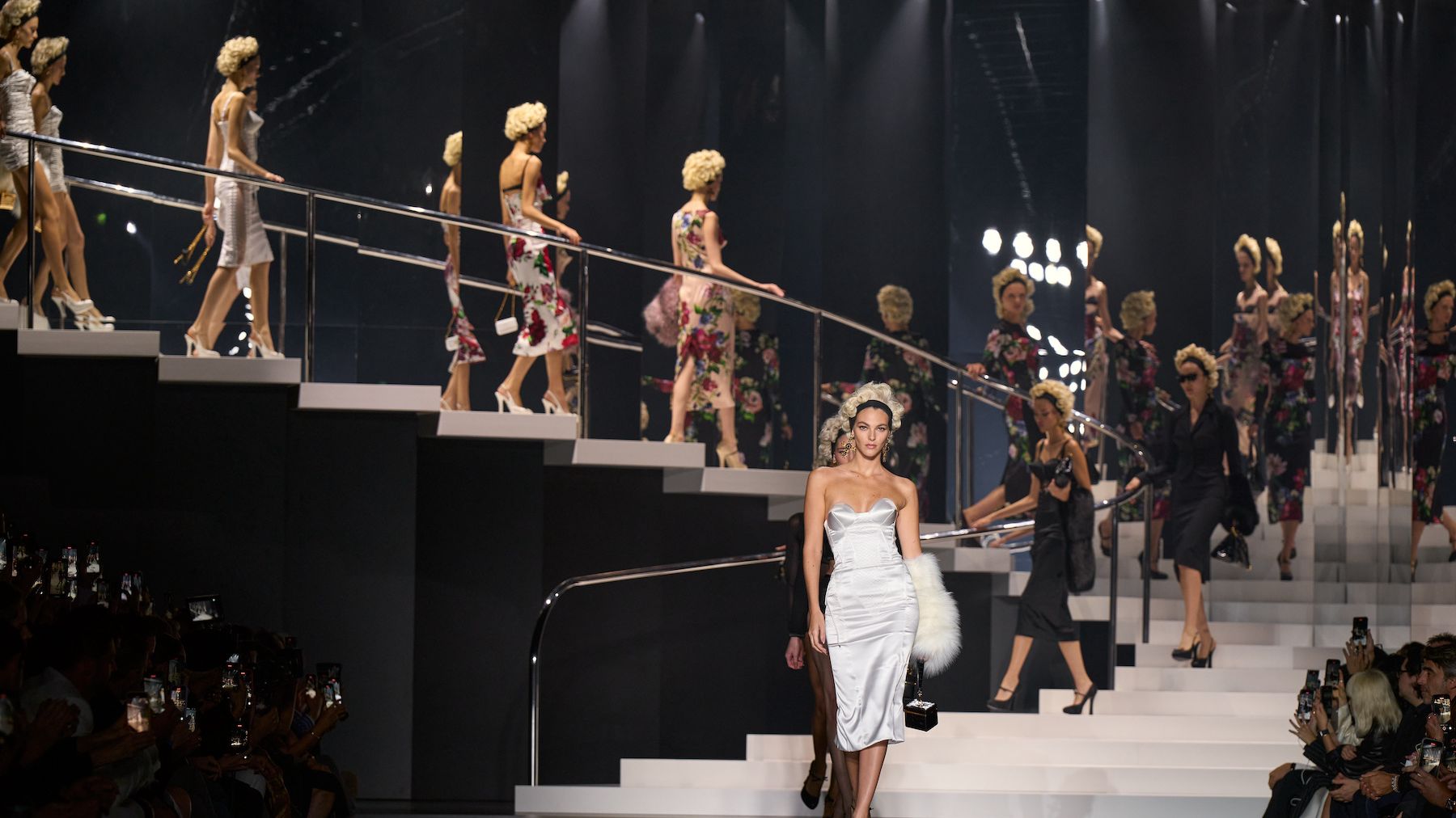 ＦＡＳＨＩＯＮ　ＳＨＯＷ ＰＡＲＩＳ-ＭＩＬＡＮ-ＮＥＷ　ＹＯＲＫ-ＬＯＮＤ ２０１２-２０１３　ＡＵＴＵＭ/ＧＡＰ（大型本） FASHION SHOW PARIS-MILAN-NEW