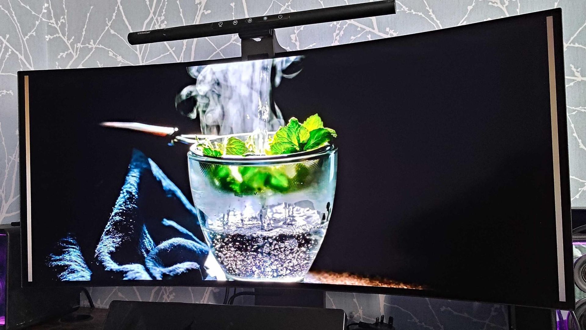 HDR demonstration of LG 39GX950B-B gaming monitor