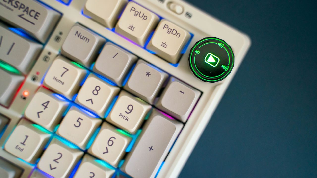 Epomaker RT100 on a desk pad