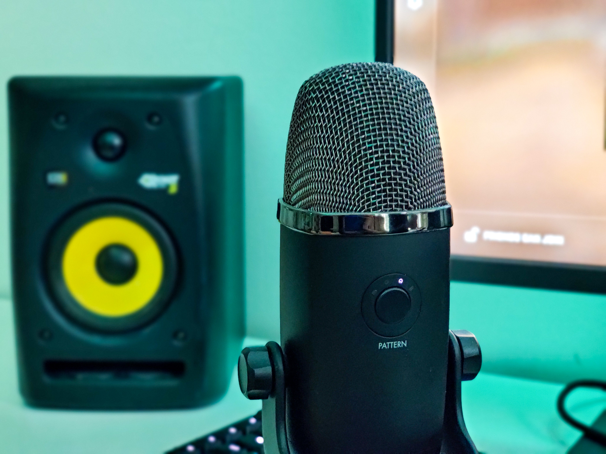 Blue Yeti X -mikrofoni työpöydällä