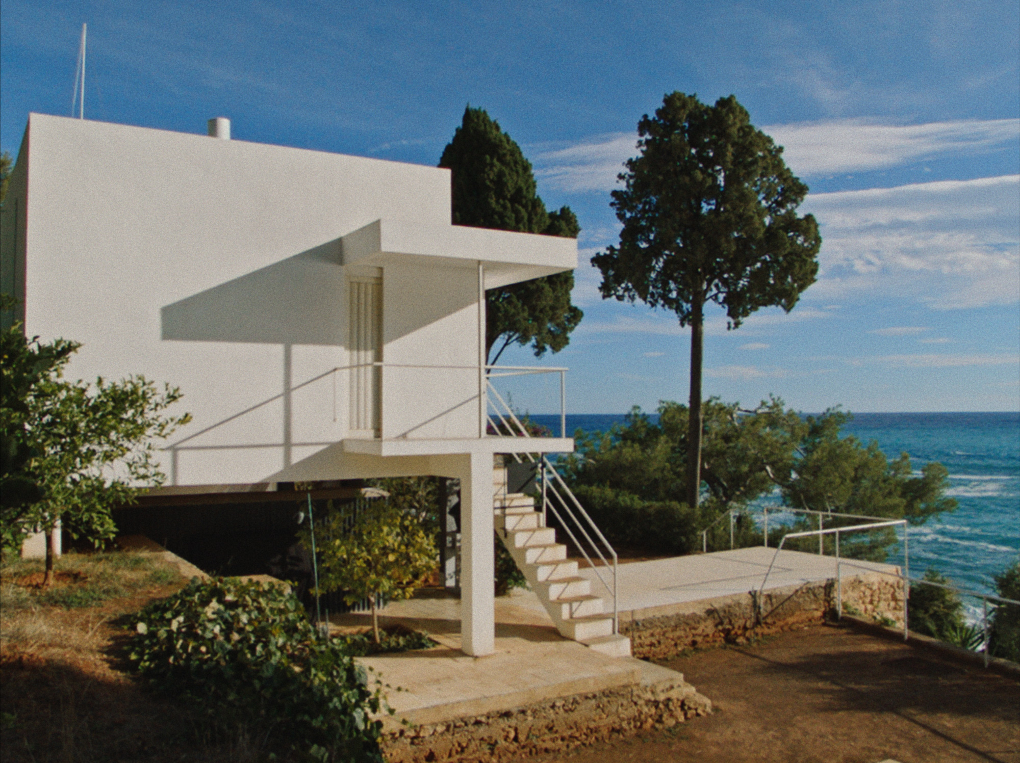 exterior of eileen gray's villa E.1027