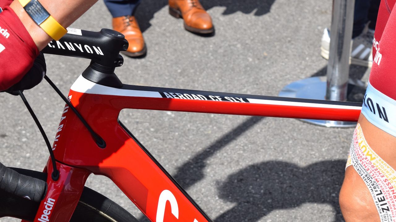 Internal routing for the brake hoses, whilst the gear shifting is wireless