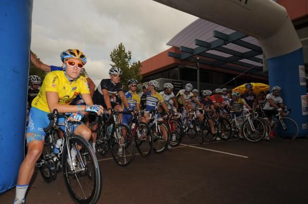 Cameron Meyer (Garmin-Transitions) started the day in the leader's jersey