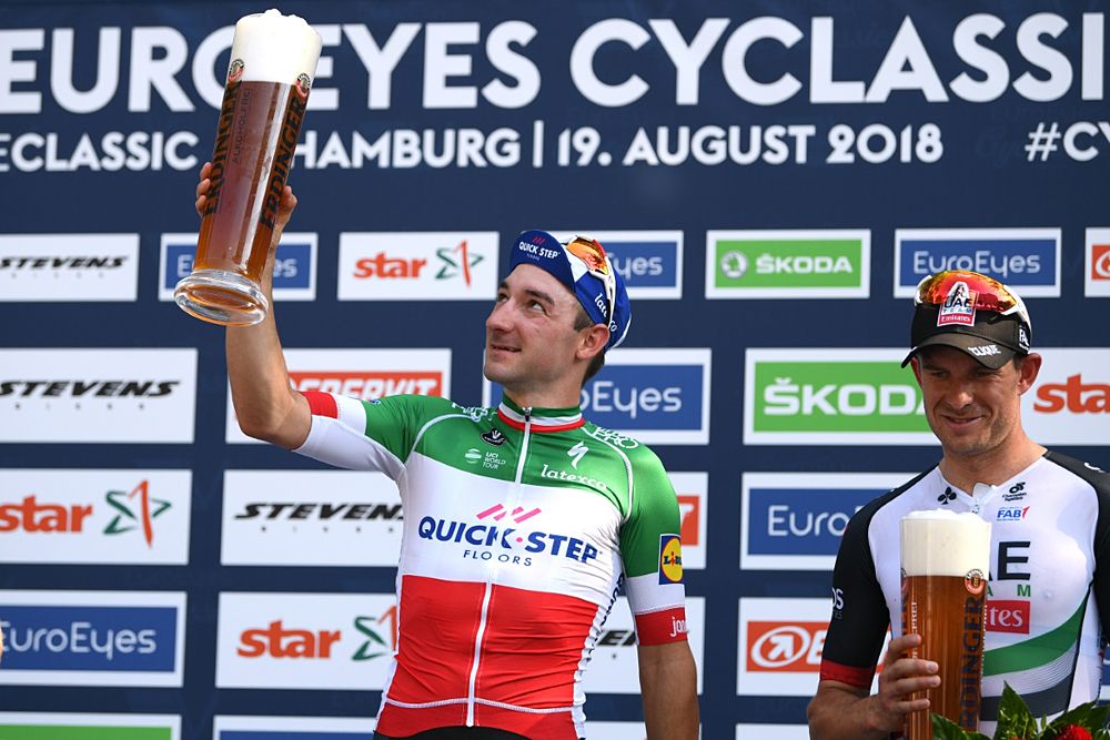 Elia Viviani (Quick-Step Floors) wins EuroEyes Cyclassics Hamburg, celebrates with a large beer