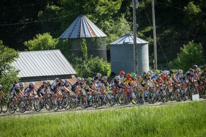 The women's peloton closes in on one of the QOM's.