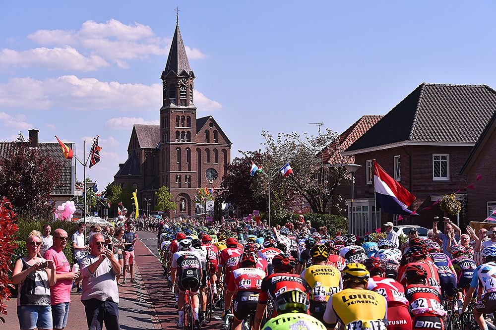 Peloton racing through Netherlands