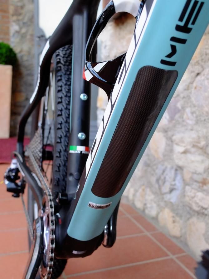 The Methanol SL features Ti Net titanium netting, which is used to resist stone and debris damage to the down tube